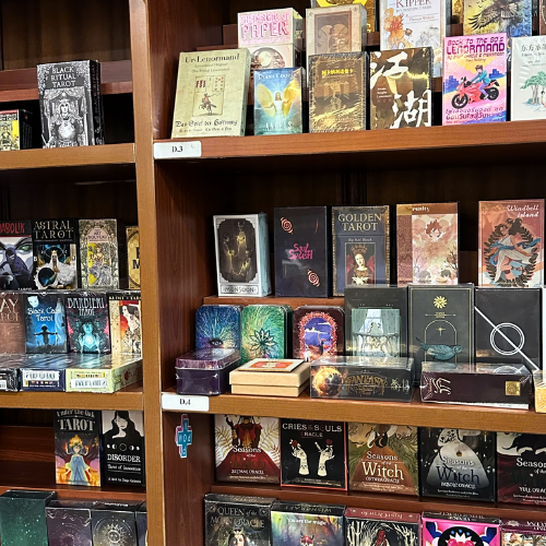 Bạn băn khoăn không biết làm sao để chọn bộ bài Tarot đầu tiên